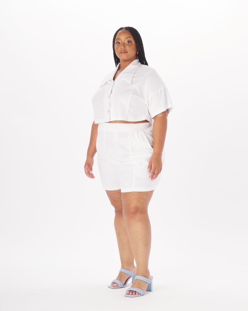 Front of a model wearing a size 2X Bobbie Linen Pull-on Short in Black in White by What Lo Wants. | dia_product_style_image_id:237956